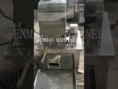 거친 분쇄기로 흑설탕을 분쇄합니다.